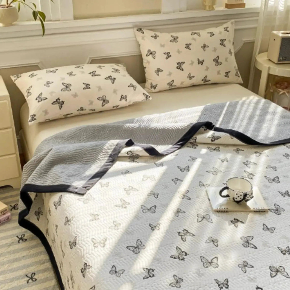 Floral Bedding Set with Microfiber Duvet Cover, Flat Sheet and Pillowcases for All Bed Sizes