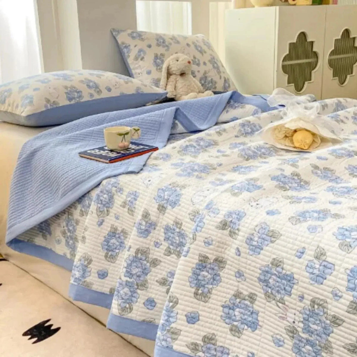 Floral Bedding Set with Microfiber Duvet Cover, Flat Sheet and Pillowcases for All Bed Sizes
