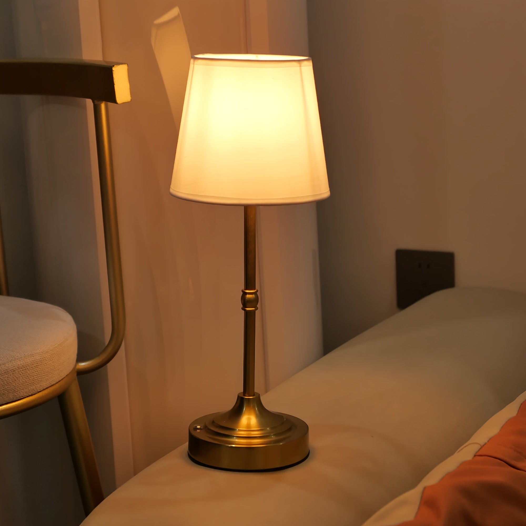 Dimmable Battery-Powered Table Lamp