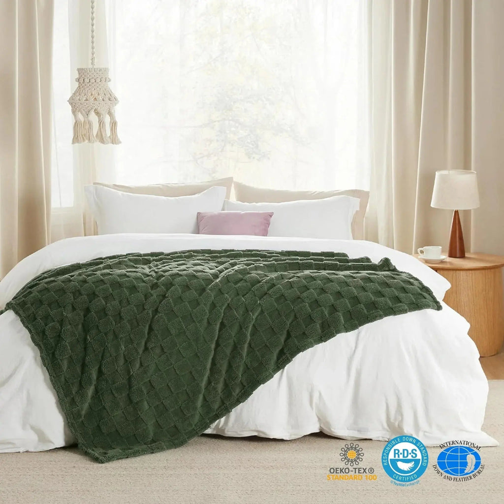 Checkered Throw Blanket with Soft Fleece Texture for Couch, Bedroom and Home Décor