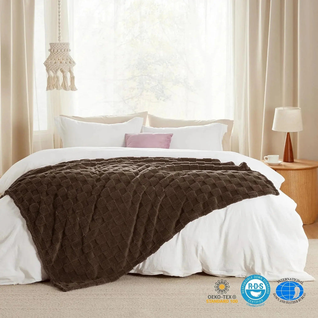 Checkered Throw Blanket with Soft Fleece Texture for Couch, Bedroom and Home Décor