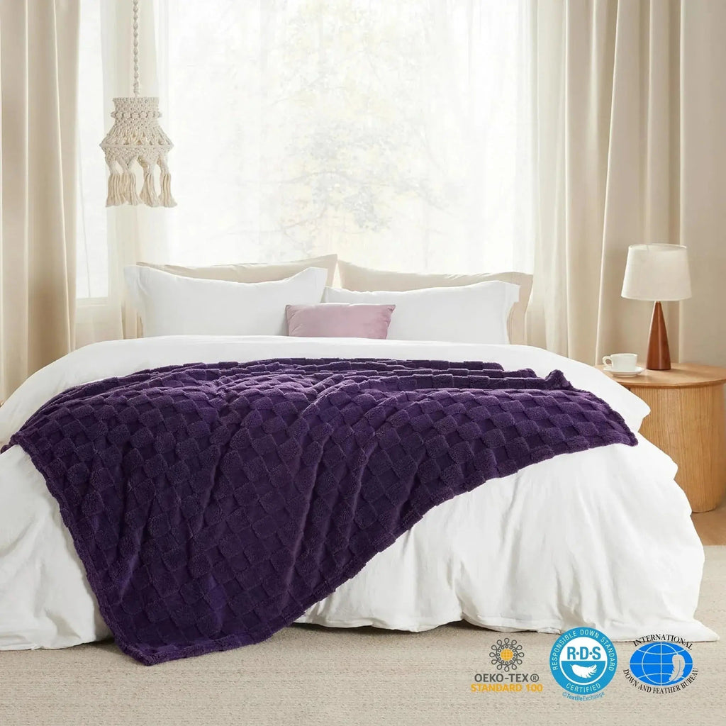Checkered Throw Blanket with Soft Fleece Texture for Couch, Bedroom and Home Décor
