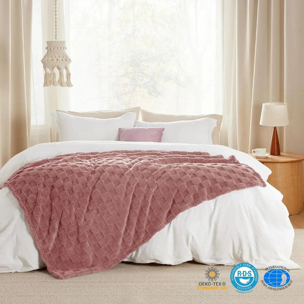 Checkered Throw Blanket with Soft Fleece Texture for Couch, Bedroom and Home Décor