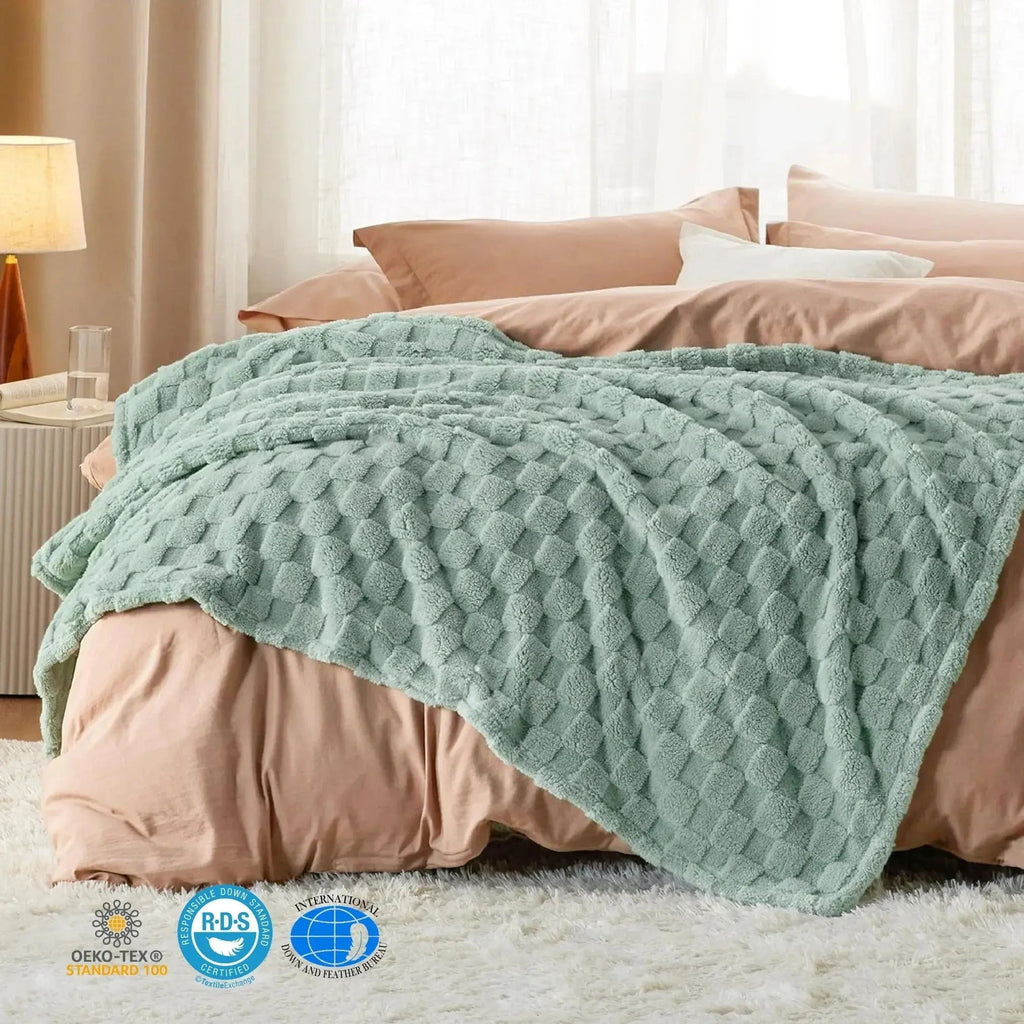 Checkered Throw Blanket with Soft Fleece Texture for Couch, Bedroom and Home Décor