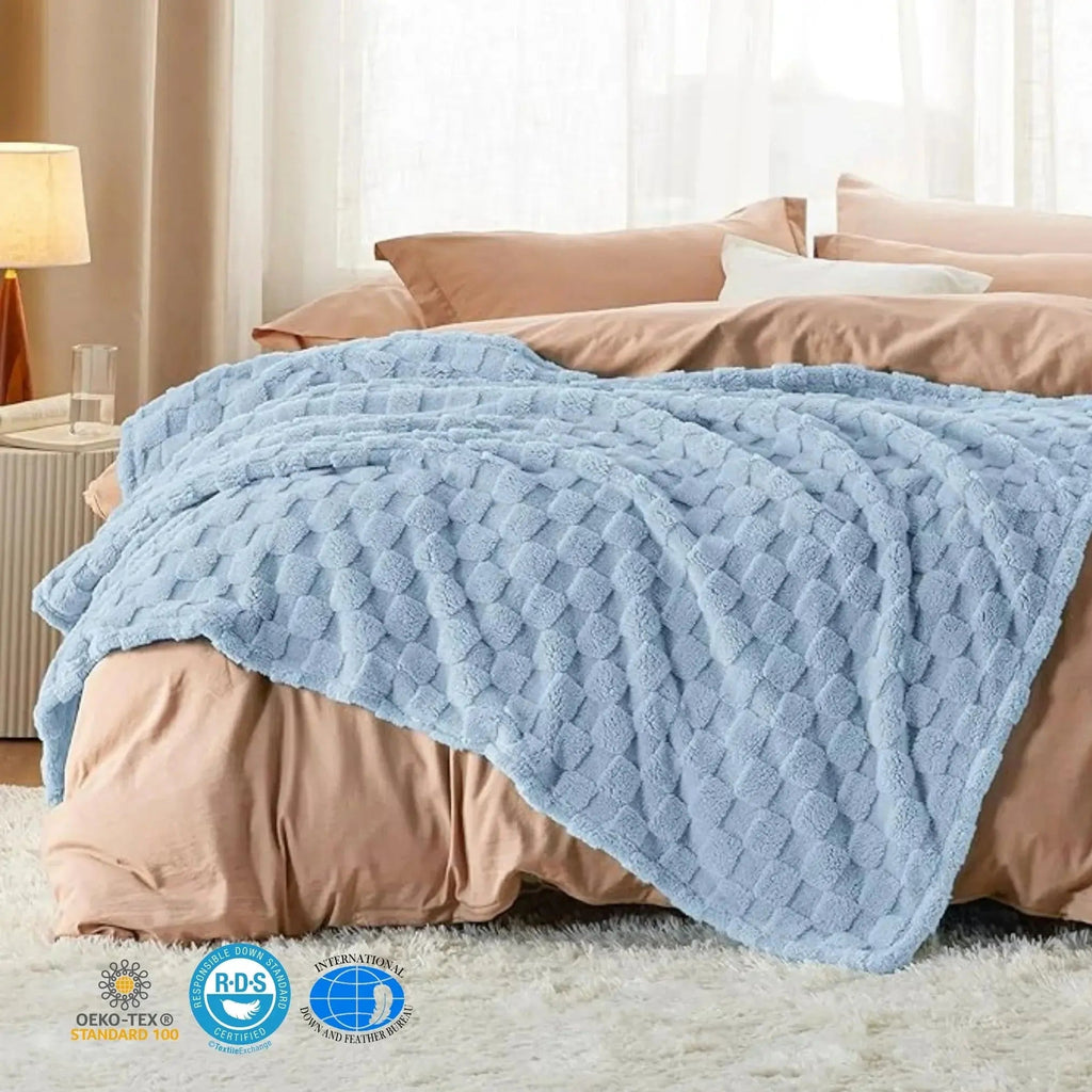 Checkered Throw Blanket with Soft Fleece Texture for Couch, Bedroom and Home Décor