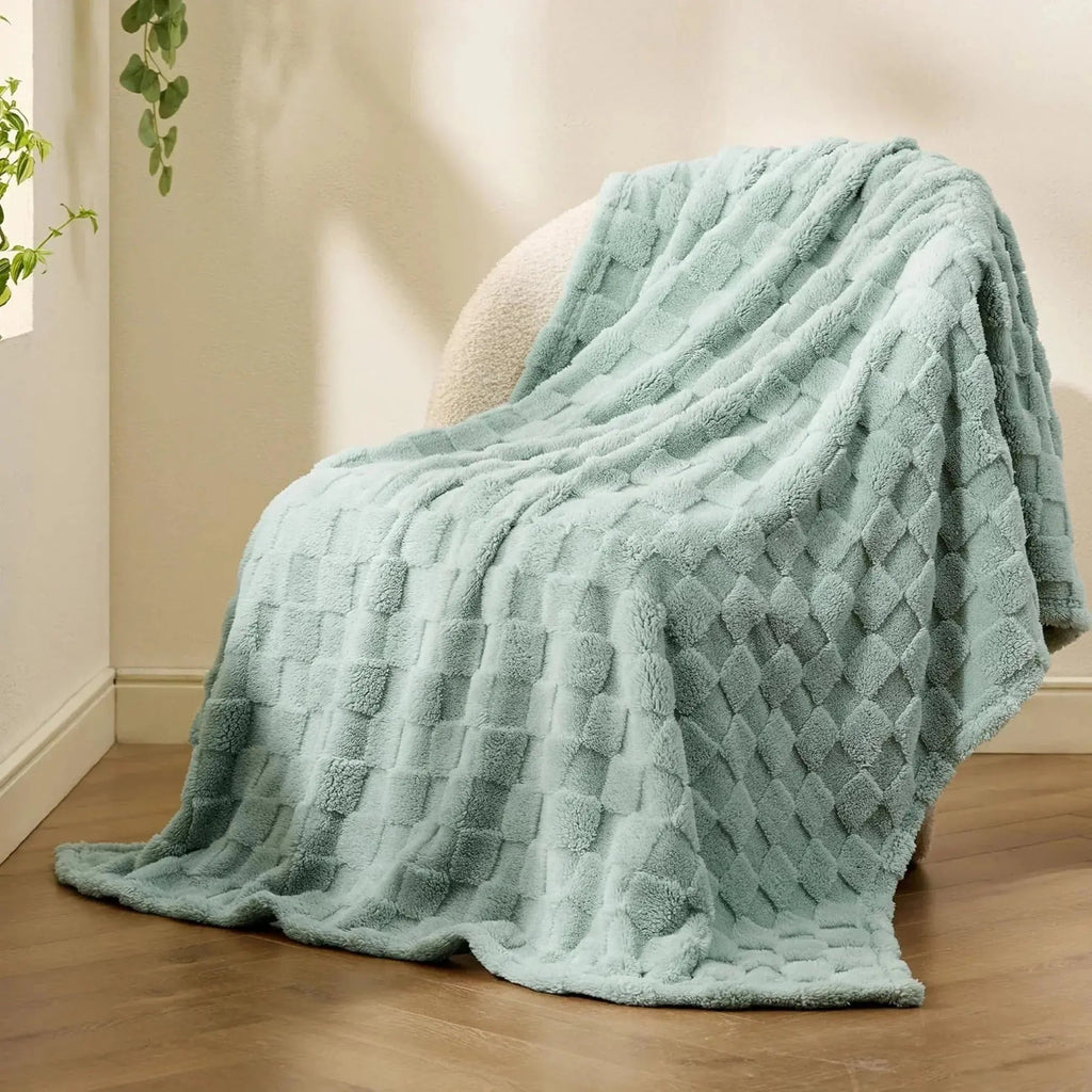 Checkered Throw Blanket with Soft Fleece Texture for Couch, Bedroom and Home Décor
