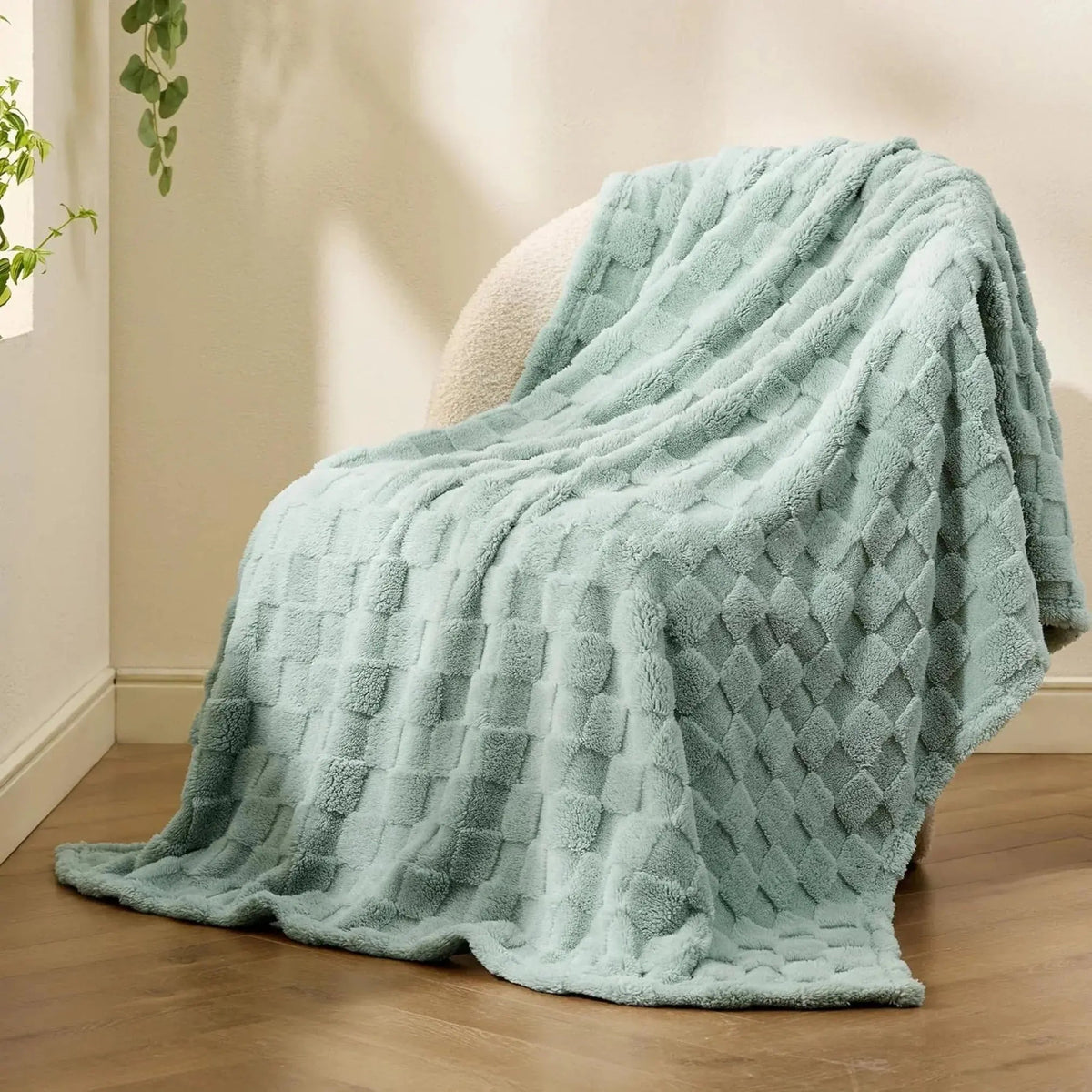 Checkered Throw Blanket with Soft Fleece Texture for Couch, Bedroom and Home Décor
