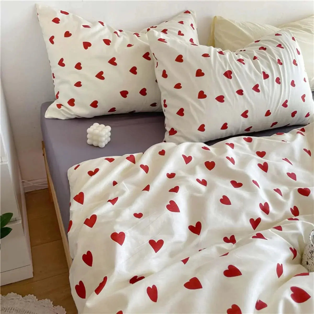 Korean Style Love Heart Bedding Set with Duvet Cover Flat Sheet and Pillowcases for Everyday Comfort