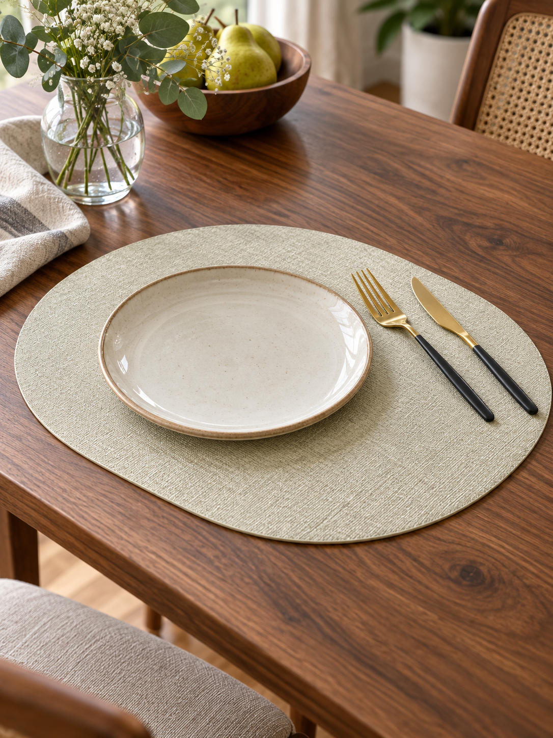 LinoMat Oval Faux Leather Placemats, material and construction detail