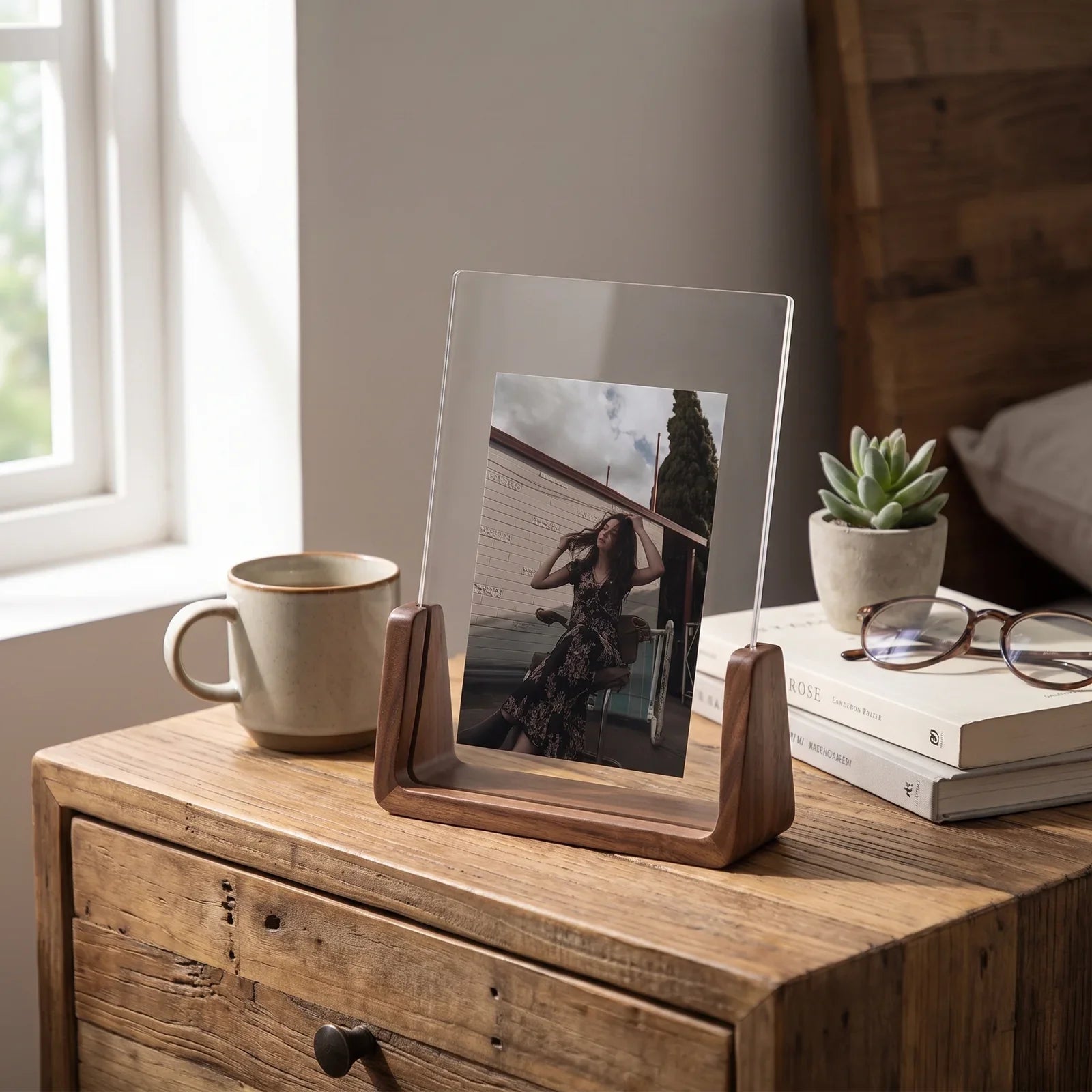 Sleek U-Shaped Acrylic-Wood Photo Frame for Modern Display