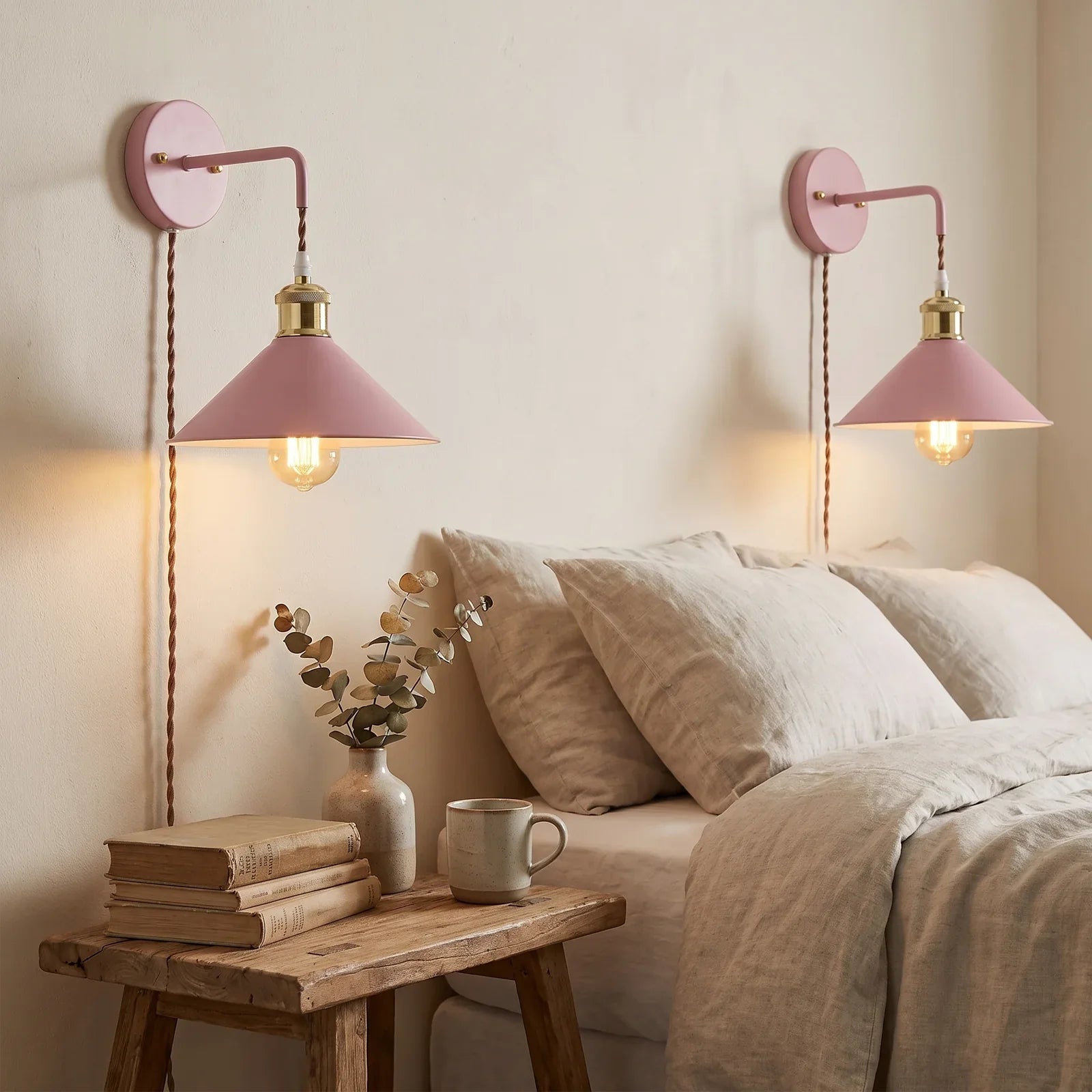 Sleek Modern Metal Wall Sconce for Elegant Ambient Lighting