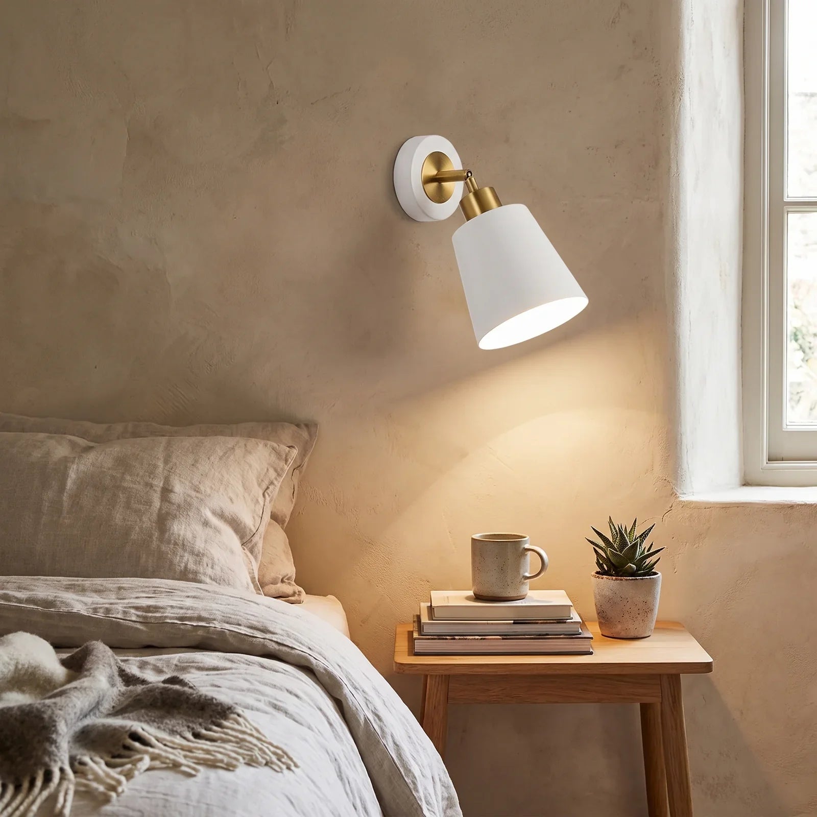 Sleek Modern Metal Wall Sconce Light – Minimalist Industrial Wall Lamp