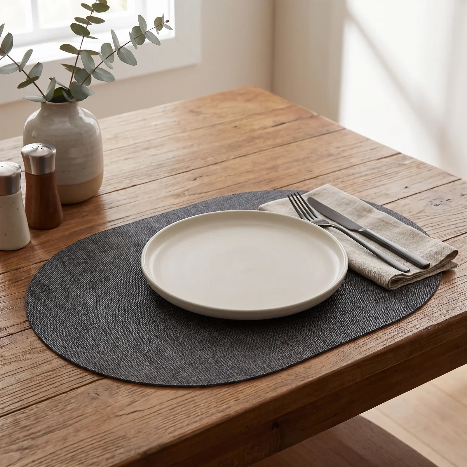 LinoMat Oval Faux Leather Placemats – Elegant, Durable Dining Mats for Modern Tables