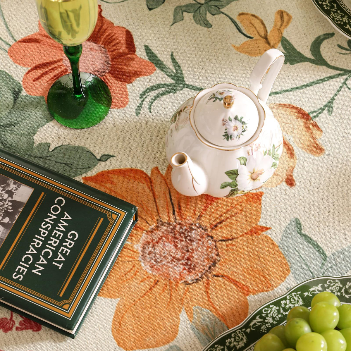 Vintage Floral Tablecloth with Polyester Fiber Design for Dining Tables and Gatherings