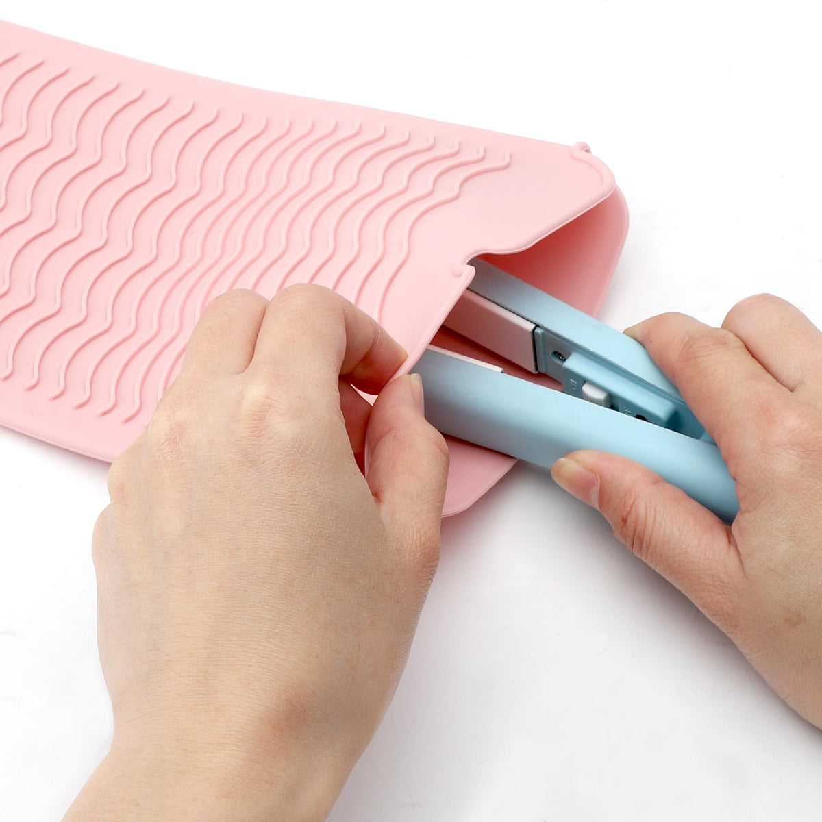 Silicone Curling Iron Holder with Heat Resistant Mat and Travel Storage Pouch for Styling Tools