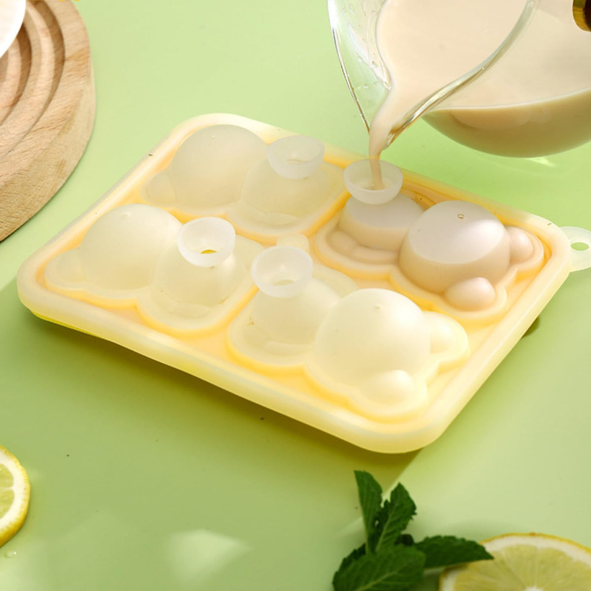 Bear Chill Ice Mold with 3D Silicone Design for Whiskey Cocktails and Creative Beverage Cooling