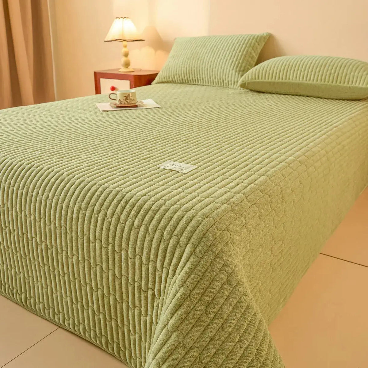 Quilt Set Lightweight Square Stitch Coverlet with Shams for All Season Use